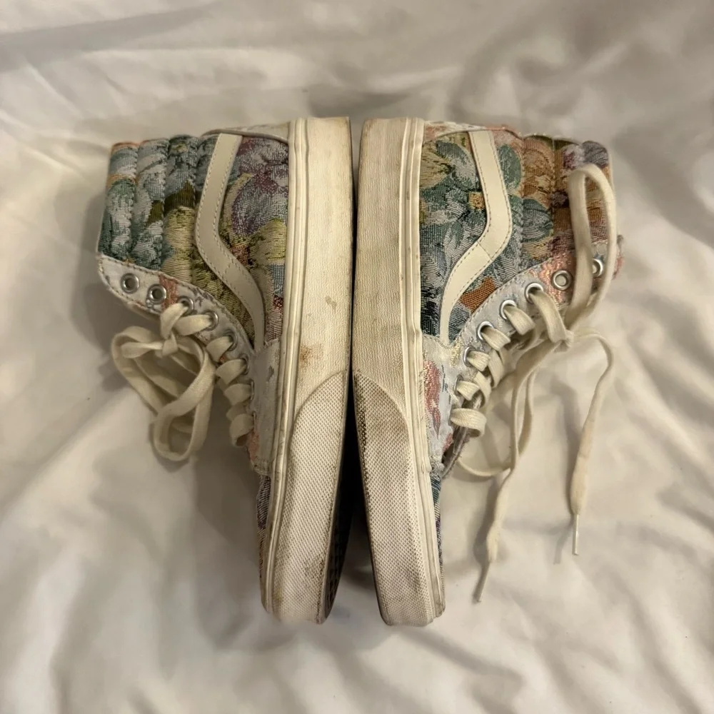 EUC Vans Sk8 Hi Tapestry Skate Shoes in Multi Snow White Floral